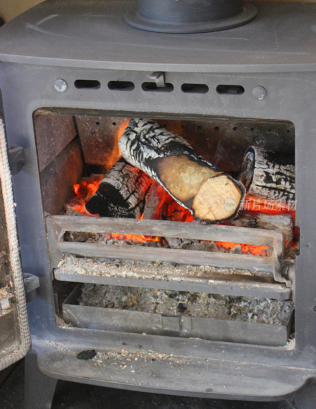 图像多燃料柴炉壁炉，火燃烧的原木/木材火焰